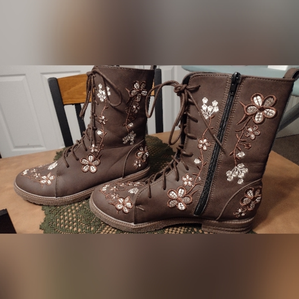Embroidered Floral Brown Boots